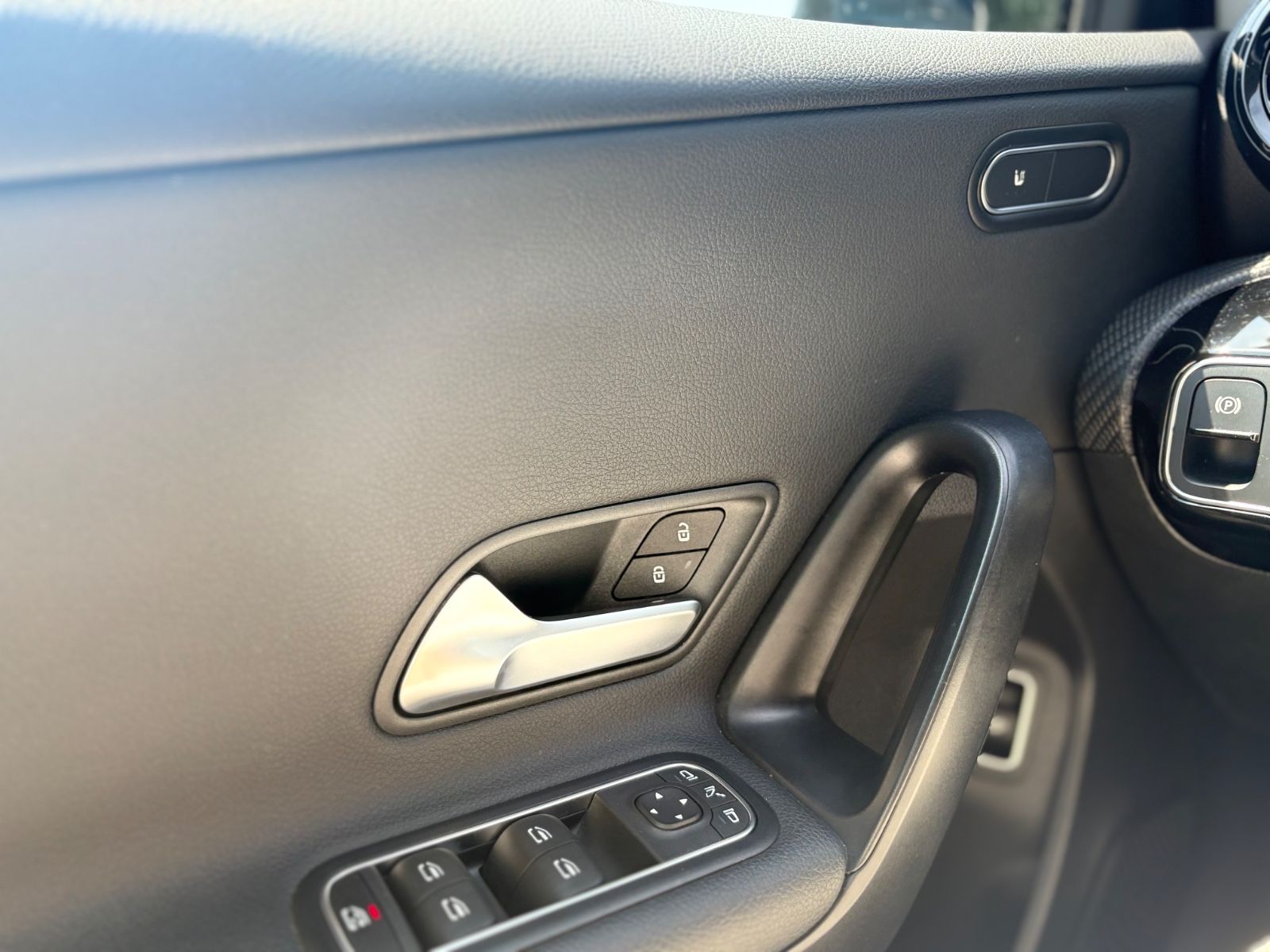 Fahrzeugabbildung Mercedes-Benz A 180 d LIMOUSINE *MULTIBEAM*KAM*SHZ*ALU*