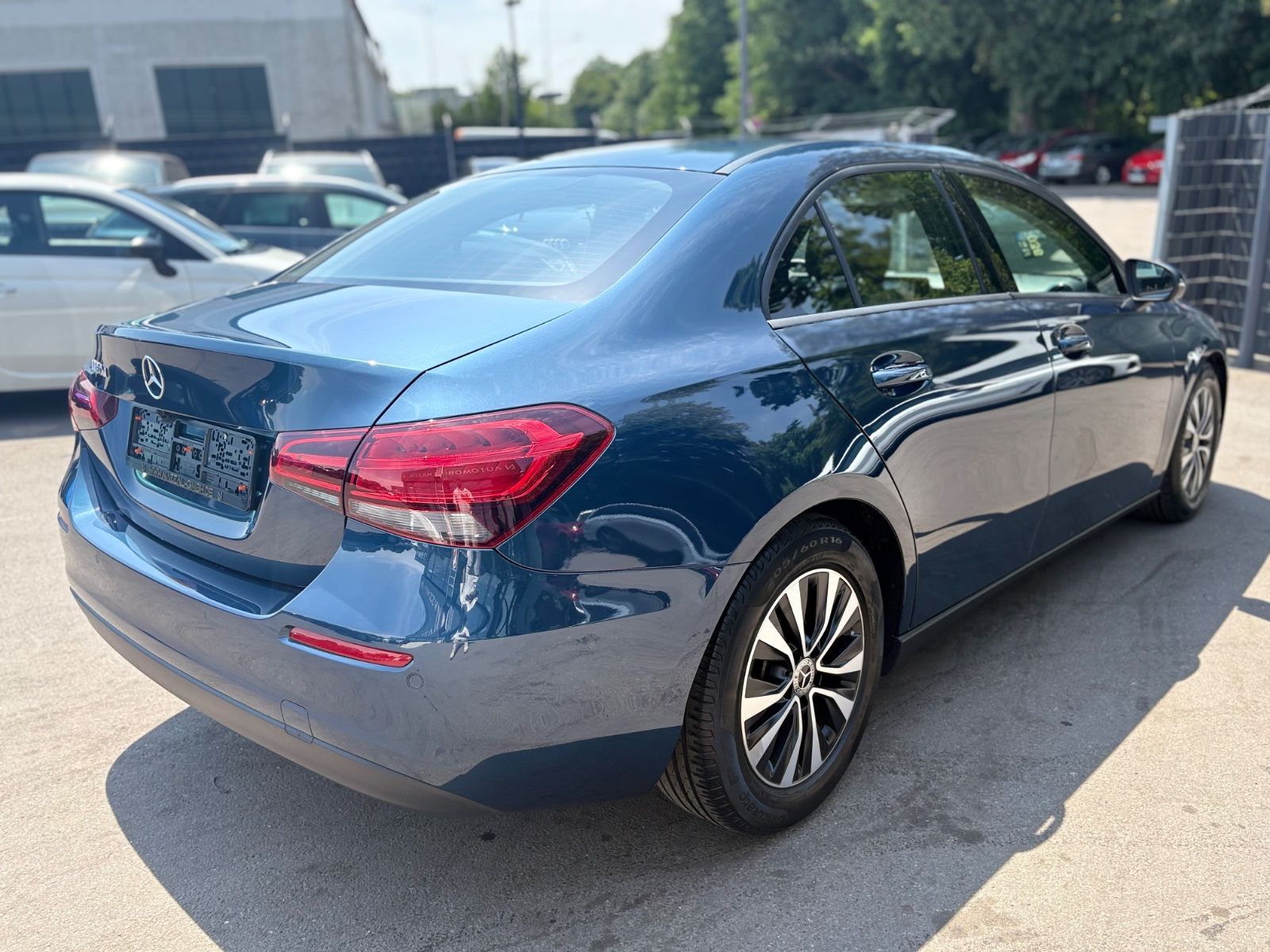 Fahrzeugabbildung Mercedes-Benz A 180 d LIMOUSINE *MULTIBEAM*KAM*SHZ*ALU*