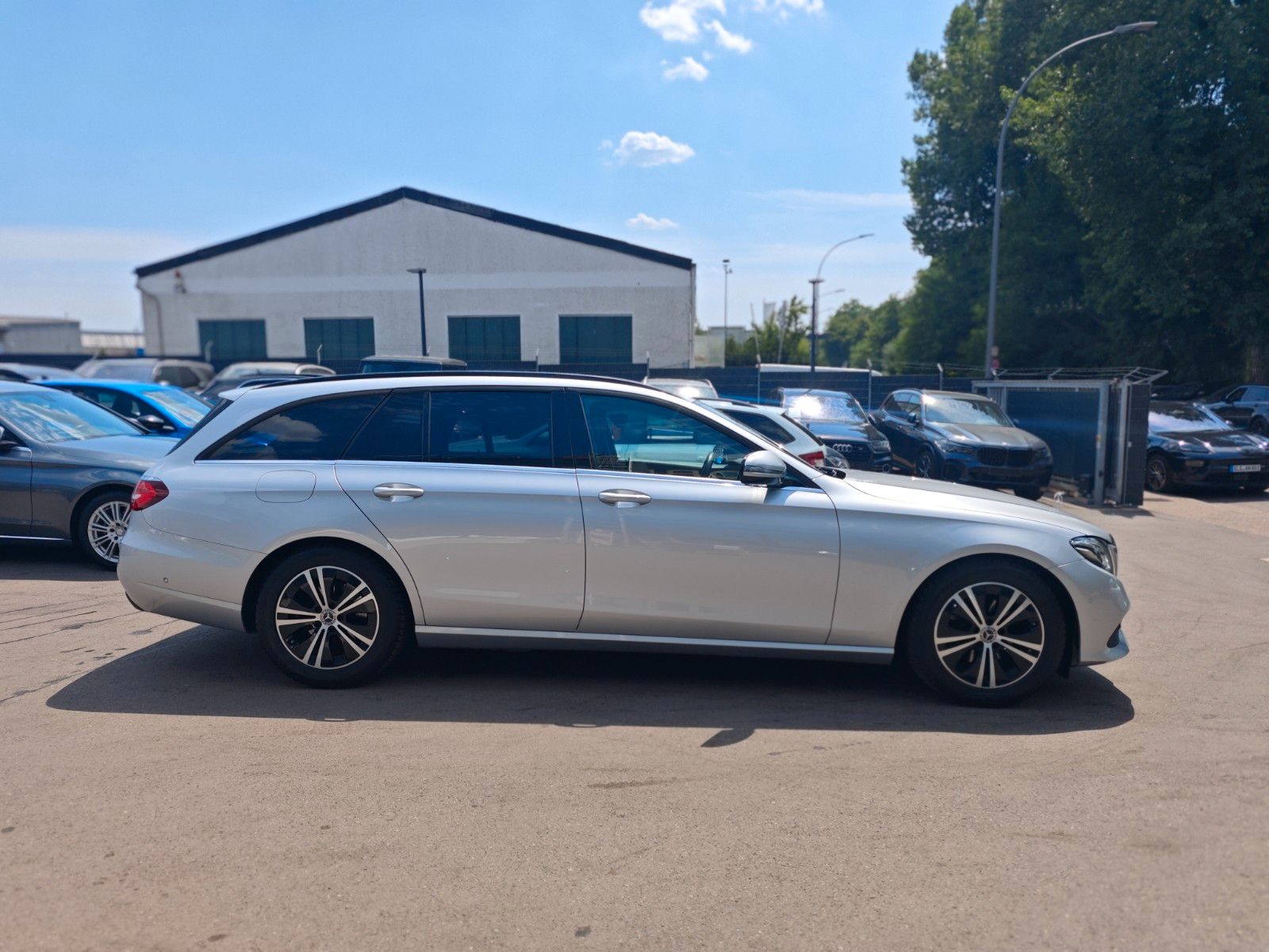 Fahrzeugabbildung Mercedes-Benz E 220 E*AVANTGARDE*NAVI*VOLL LED*KAMERA*AHK*