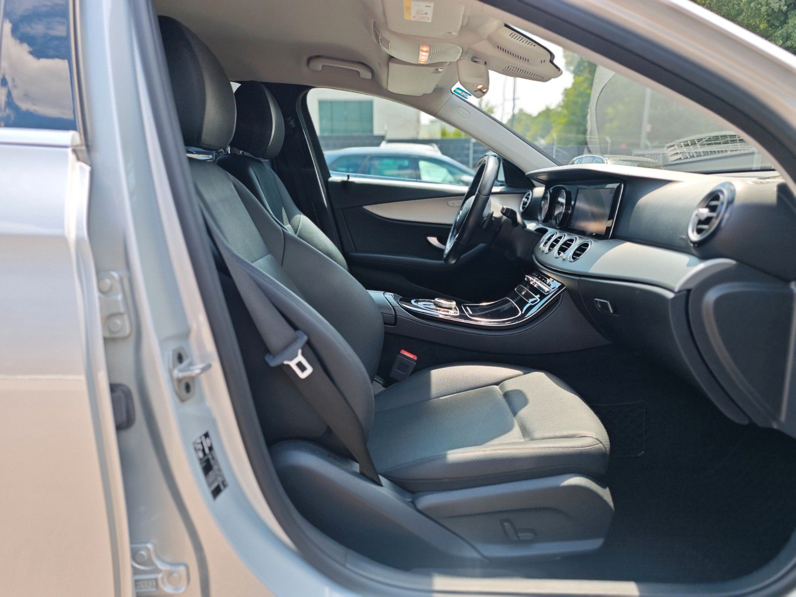Fahrzeugabbildung Mercedes-Benz E 220 E*AVANTGARDE*NAVI*VOLL LED*KAMERA*AHK*
