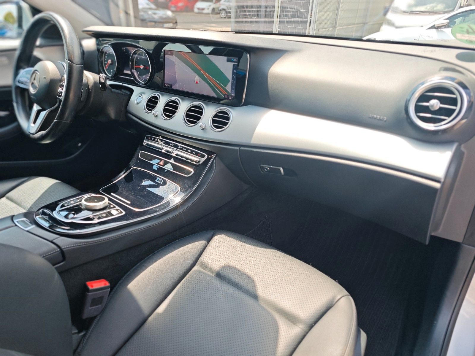 Fahrzeugabbildung Mercedes-Benz E 220 E*AVANTGARDE*NAVI*VOLL LED*KAMERA*AHK*