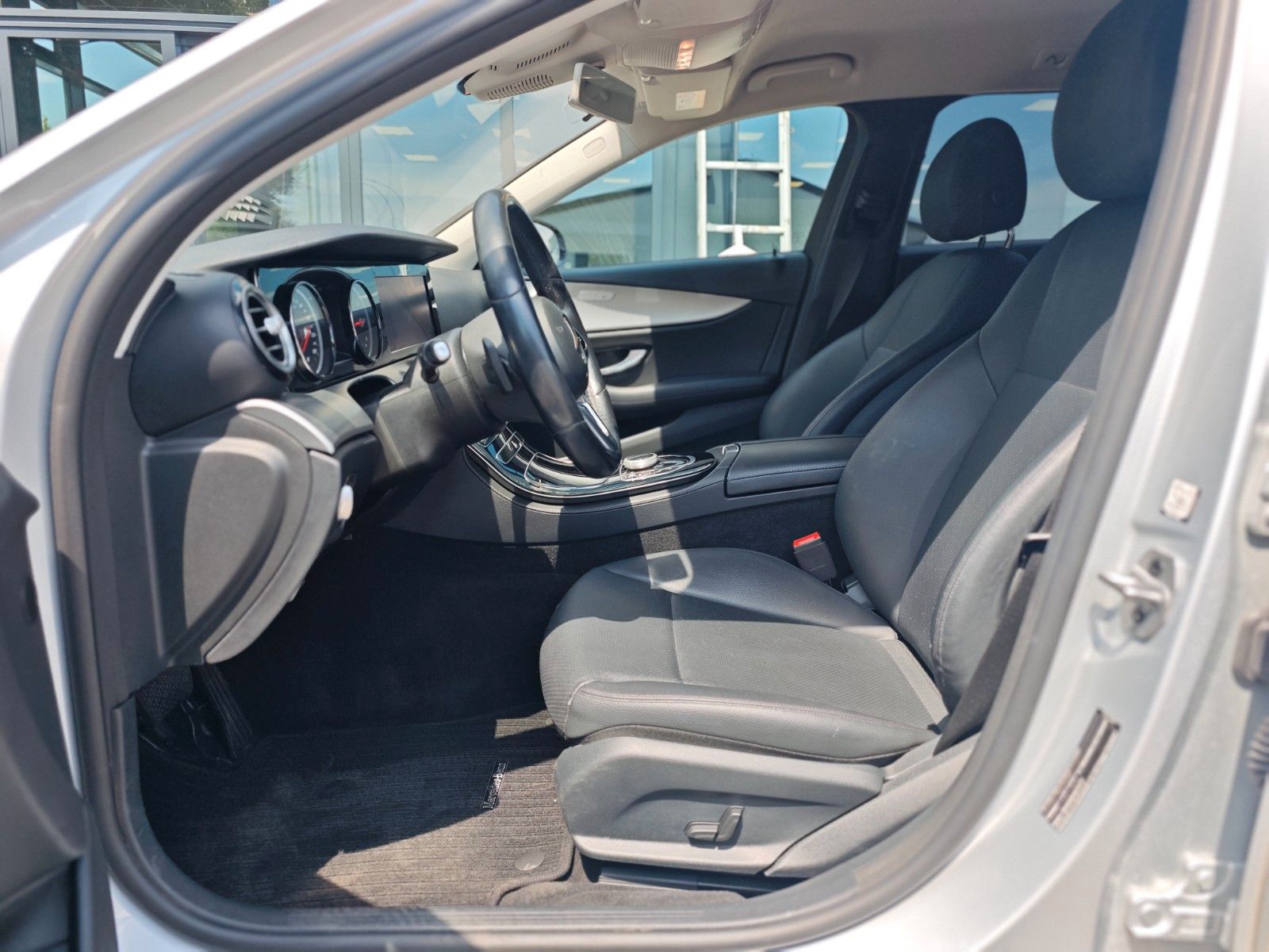 Fahrzeugabbildung Mercedes-Benz E 220 E*AVANTGARDE*NAVI*VOLL LED*KAMERA*AHK*