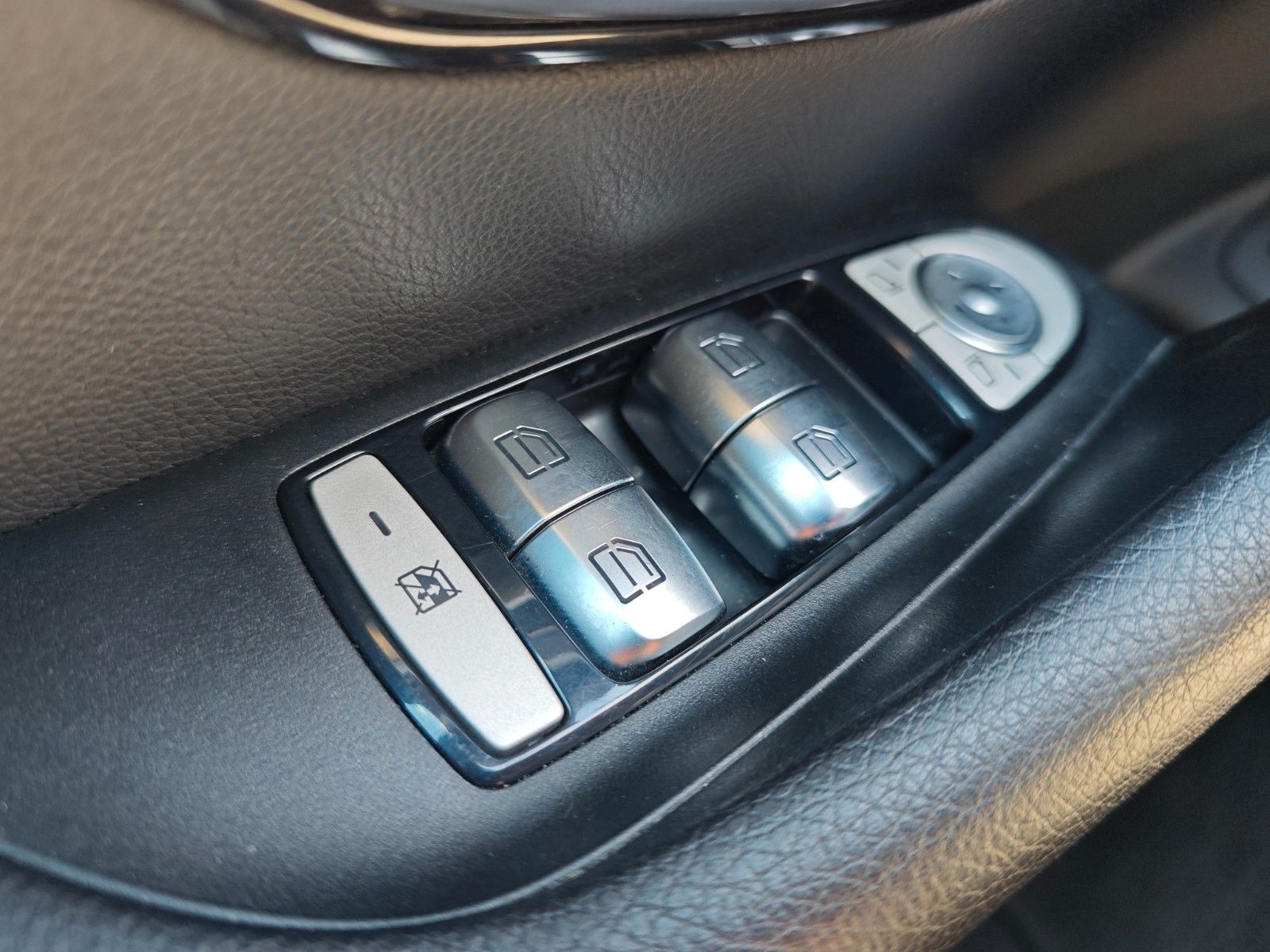 Fahrzeugabbildung Mercedes-Benz E 220 E*AVANTGARDE*NAVI*VOLL LED*KAMERA*AHK*