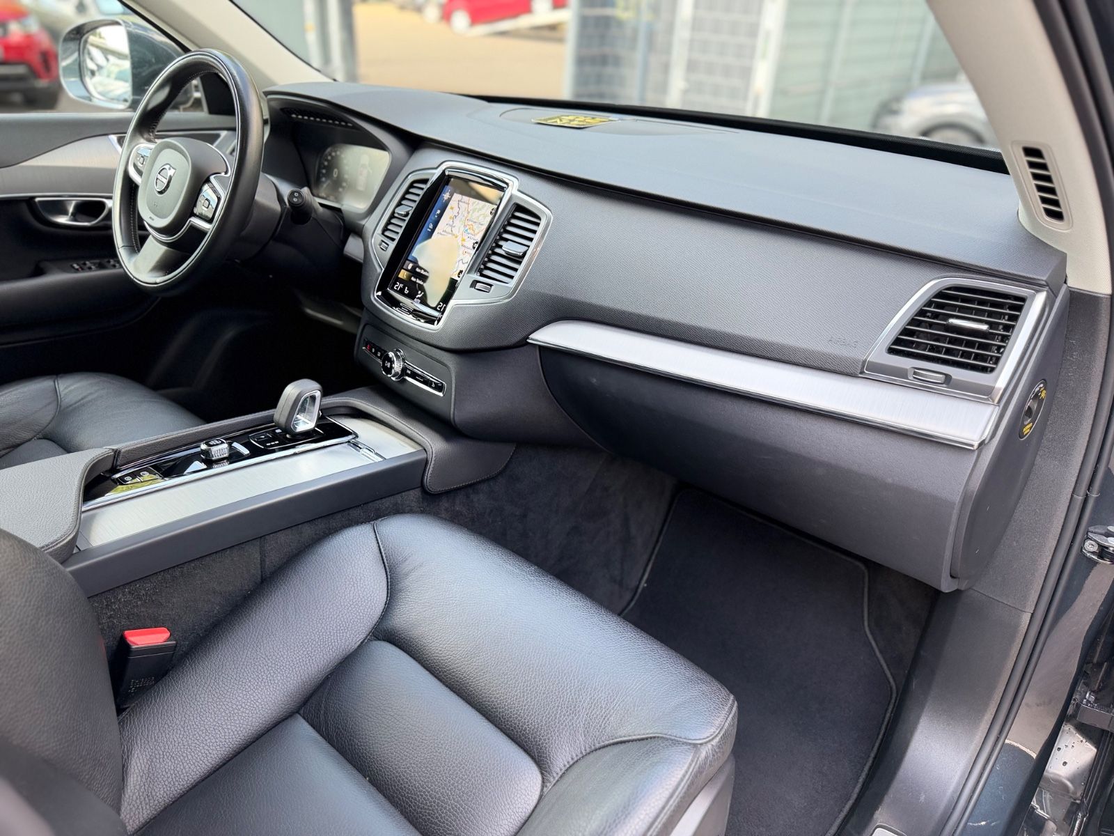 Fahrzeugabbildung Volvo XC 90 MOMENTUM PRO AWD *7.SITZER*NAVI*LEDER*