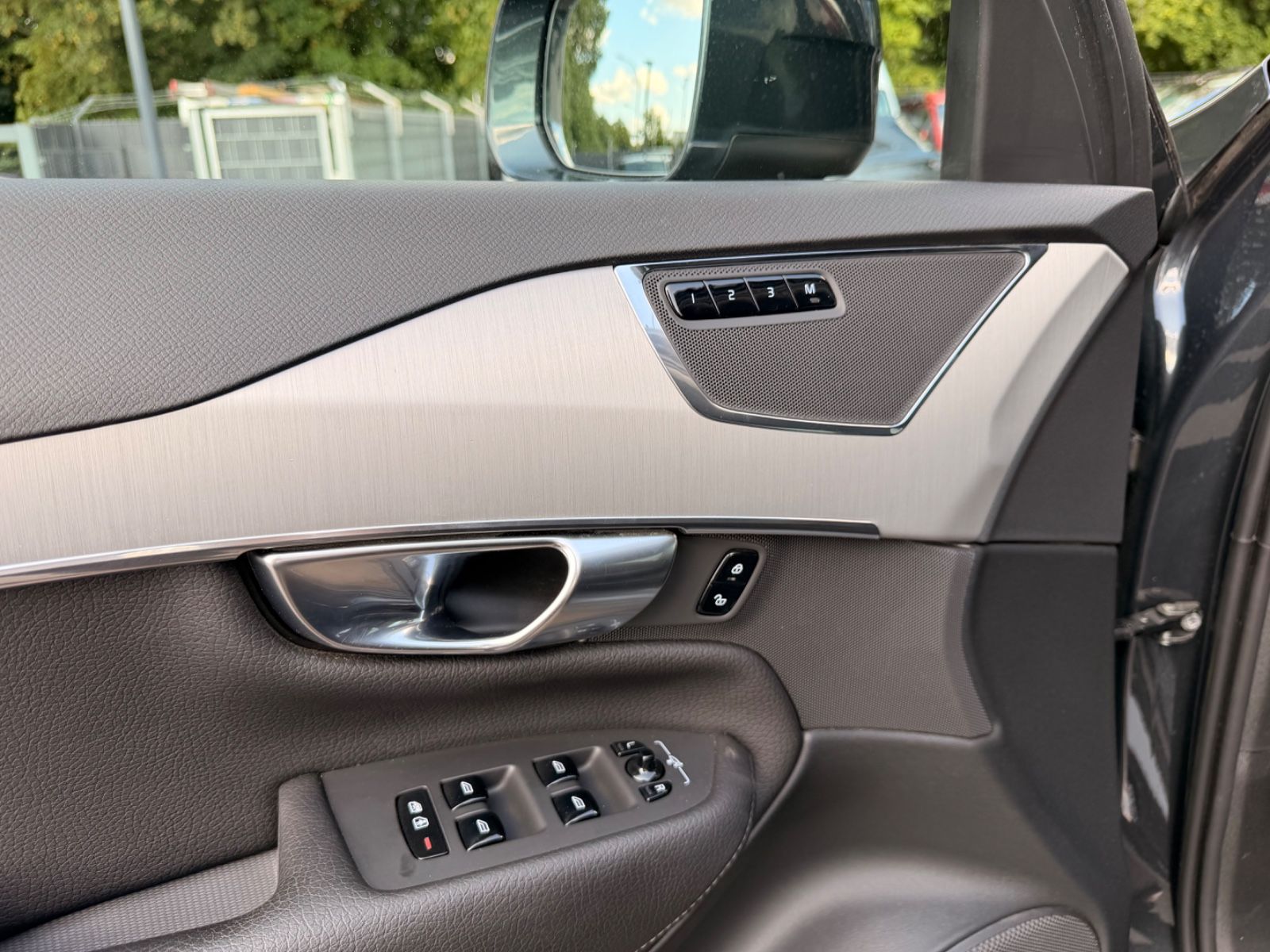 Fahrzeugabbildung Volvo XC 90 MOMENTUM PRO AWD *7.SITZER*NAVI*LEDER*