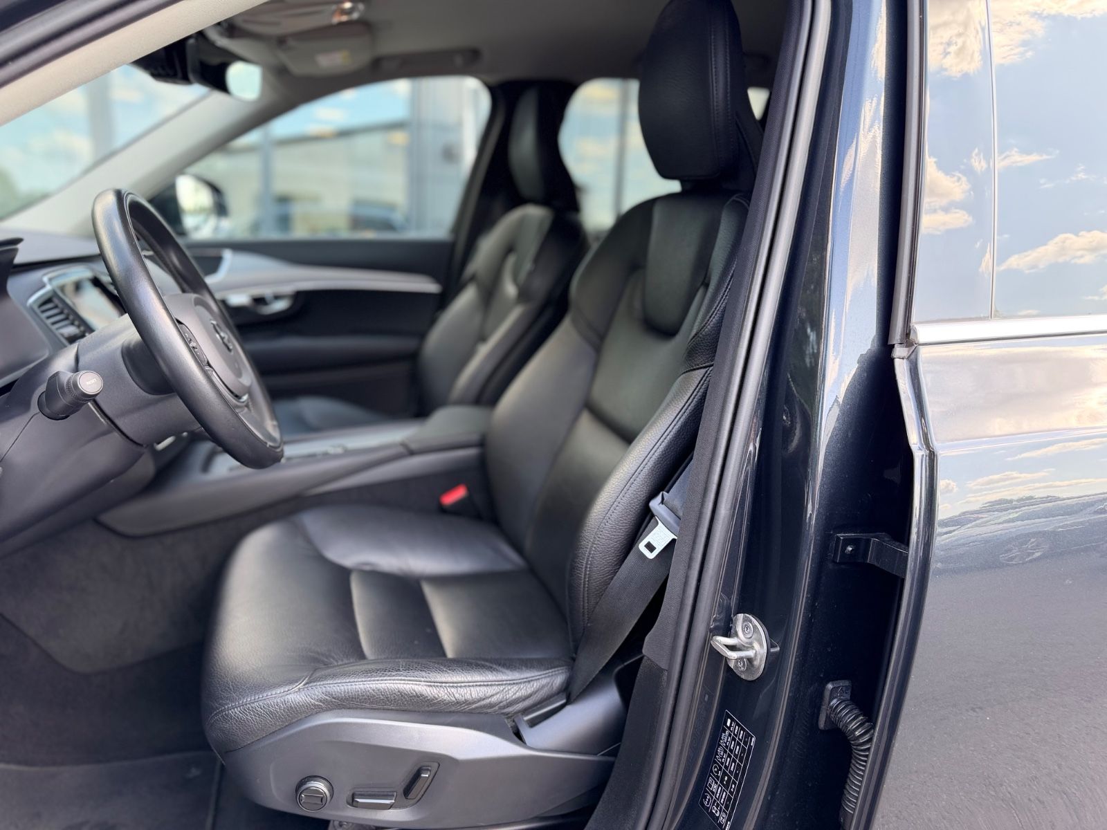 Fahrzeugabbildung Volvo XC 90 MOMENTUM PRO AWD *7.SITZER*NAVI*LEDER*