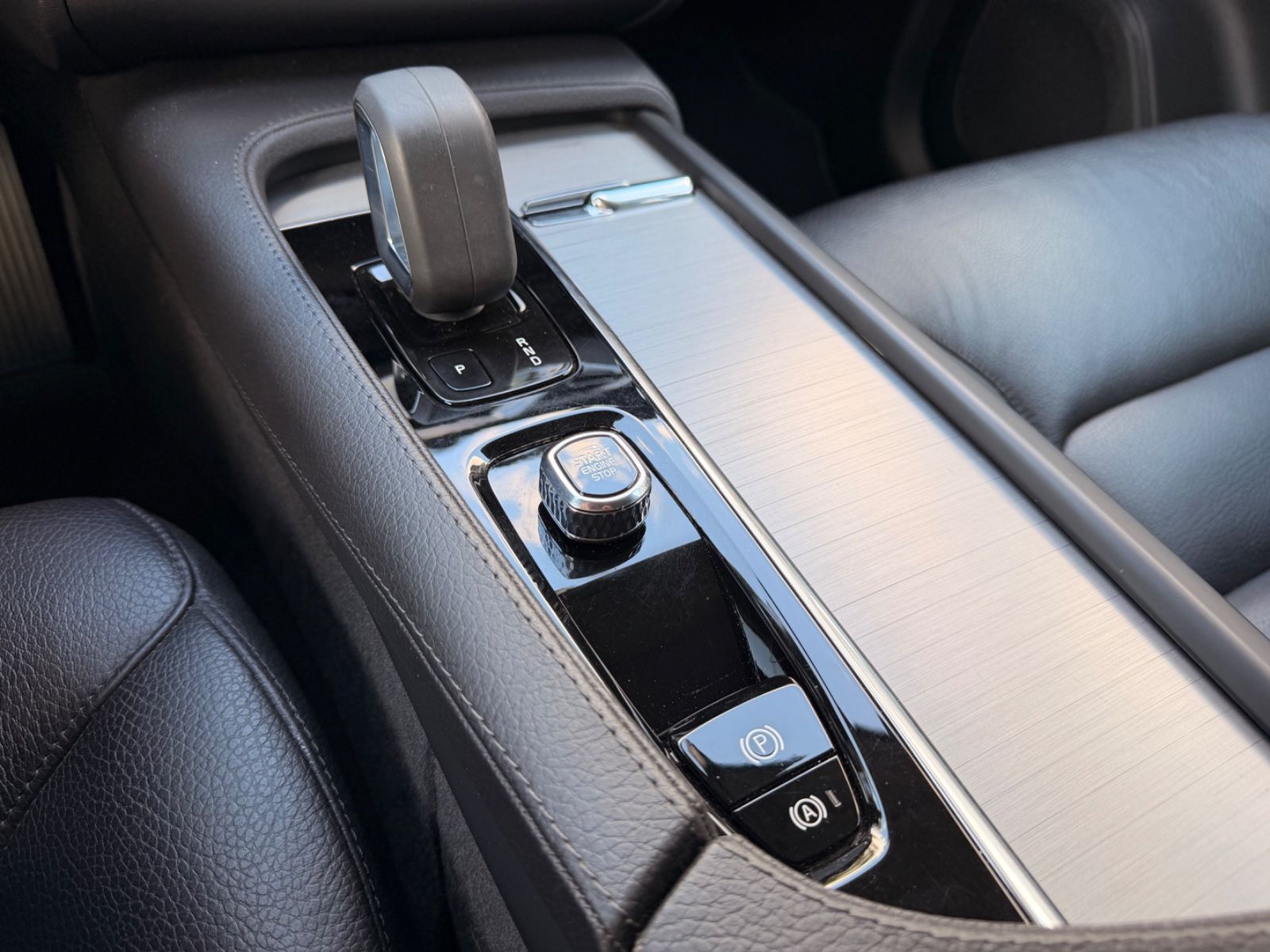 Fahrzeugabbildung Volvo XC 90 MOMENTUM PRO AWD *7.SITZER*NAVI*LEDER*