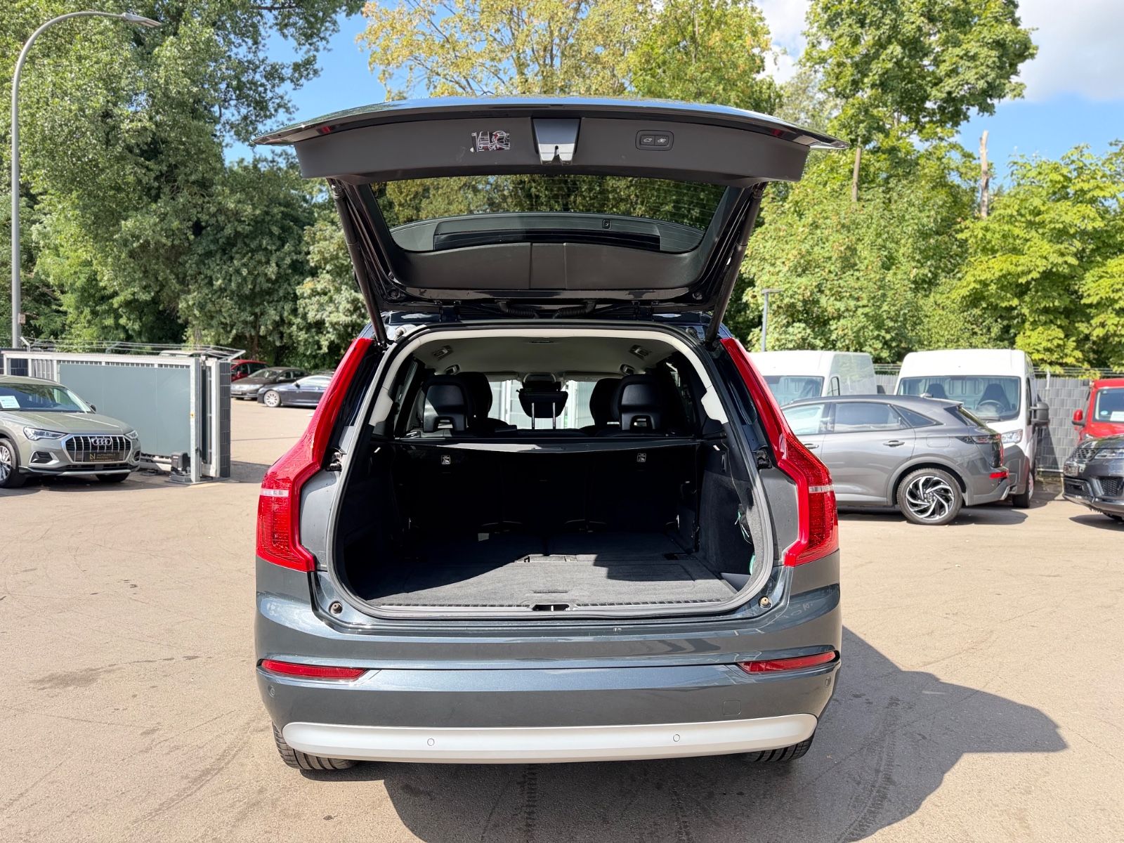 Fahrzeugabbildung Volvo XC 90 MOMENTUM PRO AWD *7.SITZER*NAVI*LEDER*
