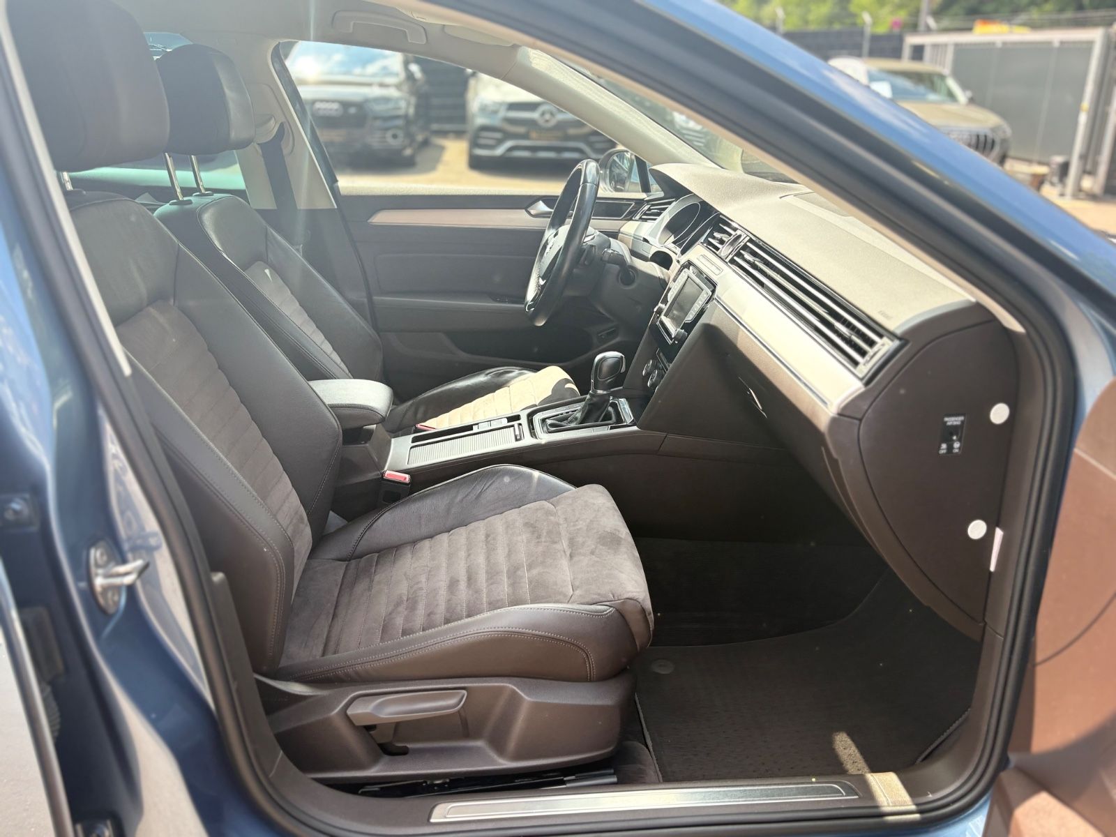 Fahrzeugabbildung Volkswagen PASSAT LIM. HIGHLINE *AUTOMATIK*ALCANTARA*SHZ*