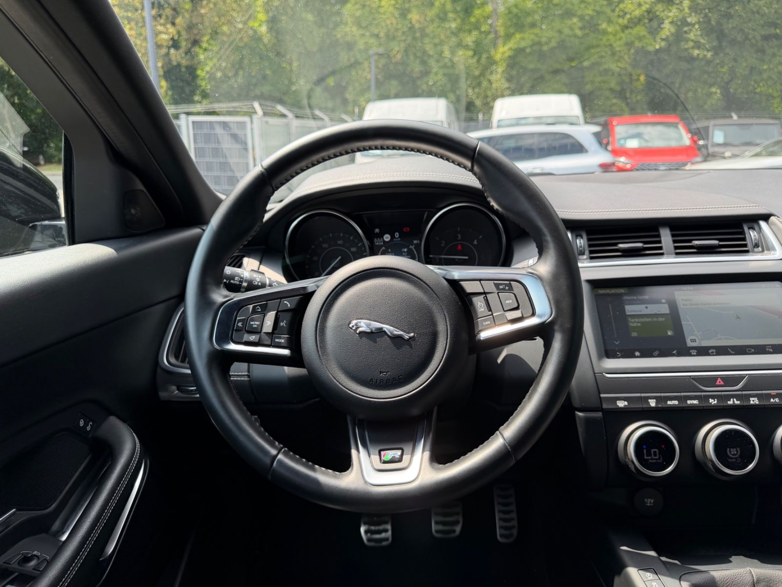 Fahrzeugabbildung Jaguar E-PACE R-DYNAMIC S AWD*LED*R-KAMERA*NAVI*
