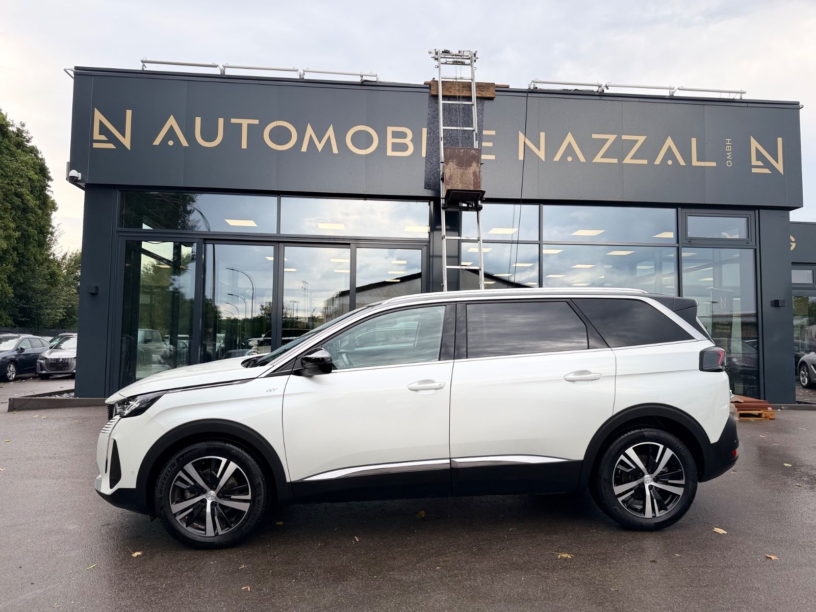 Fahrzeugabbildung Peugeot 5008 GT *AUT*7 SITZE*PANO*LED*TEILLEDER*KAM*NAVI