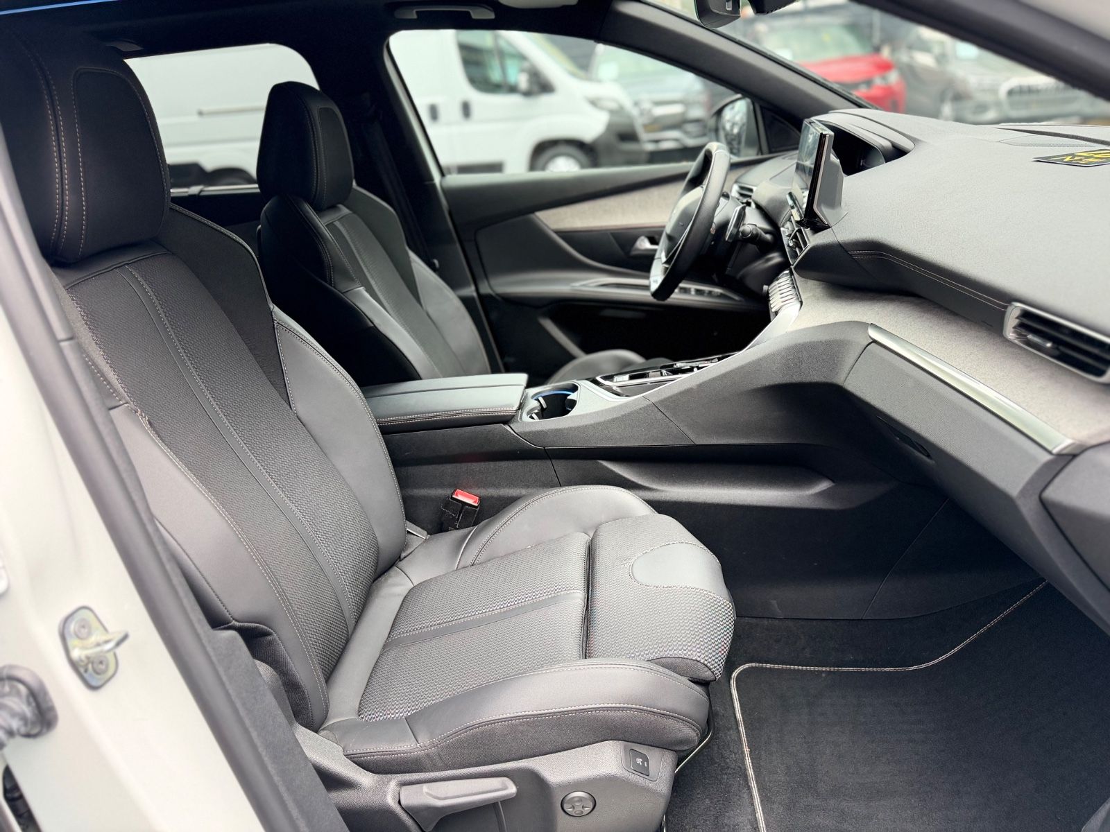 Fahrzeugabbildung Peugeot 5008 GT *AUT*7 SITZE*PANO*LED*TEILLEDER*KAM*NAVI