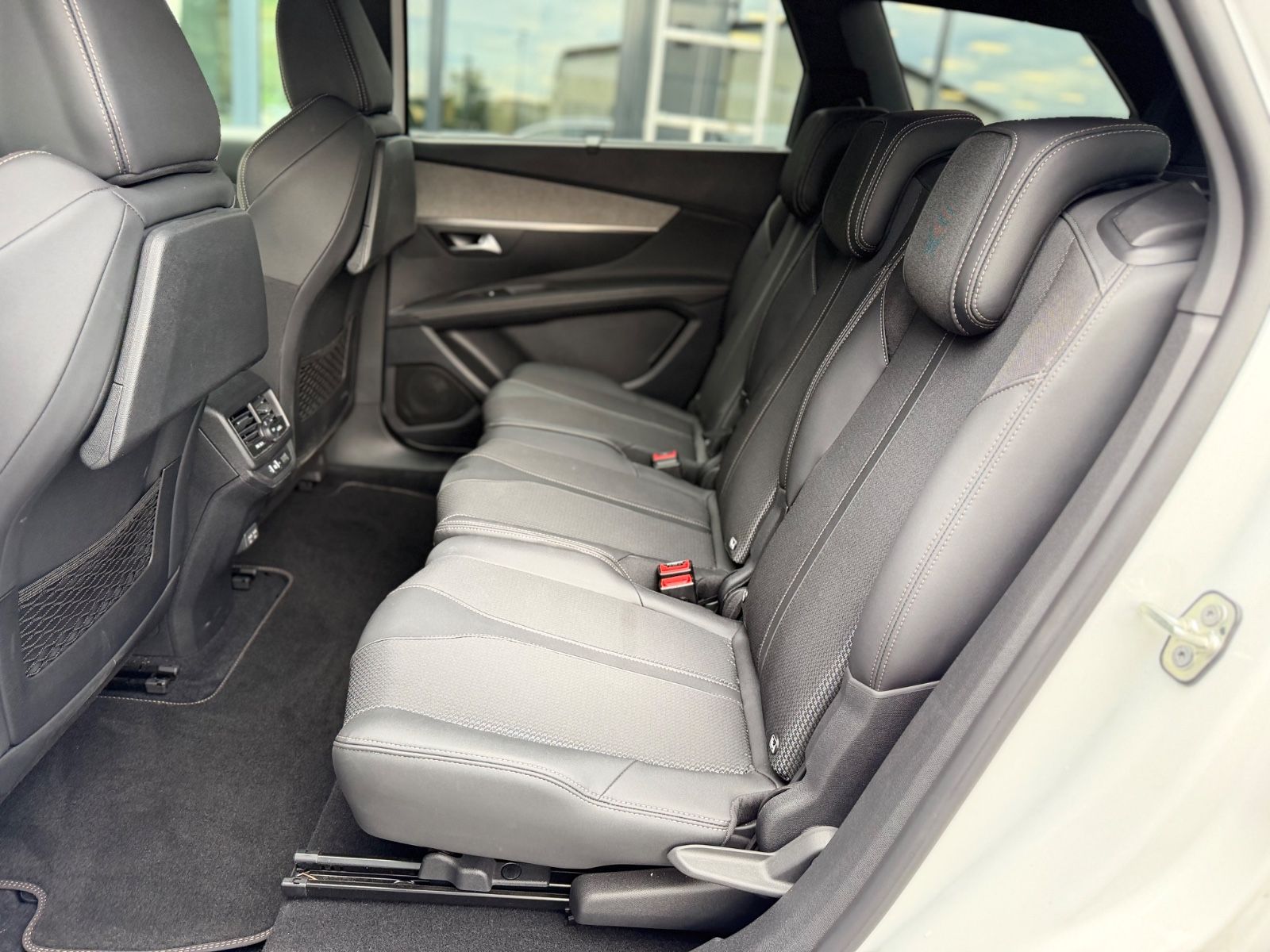 Fahrzeugabbildung Peugeot 5008 GT *AUT*7 SITZE*PANO*LED*TEILLEDER*KAM*NAVI