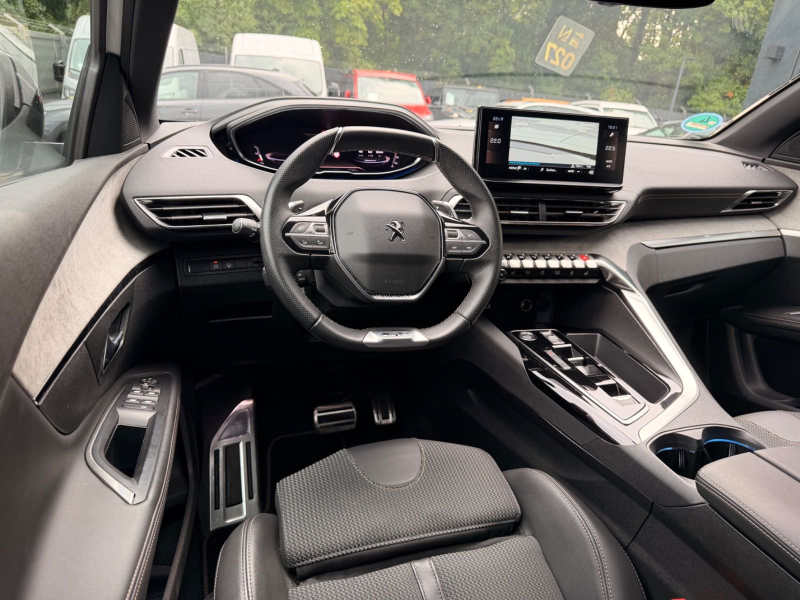 Fahrzeugabbildung Peugeot 5008 GT *AUT*7 SITZE*PANO*LED*TEILLEDER*KAM*NAVI