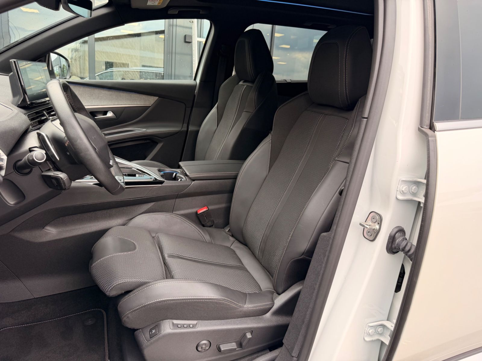 Fahrzeugabbildung Peugeot 5008 GT *AUT*7 SITZE*PANO*LED*TEILLEDER*KAM*NAVI