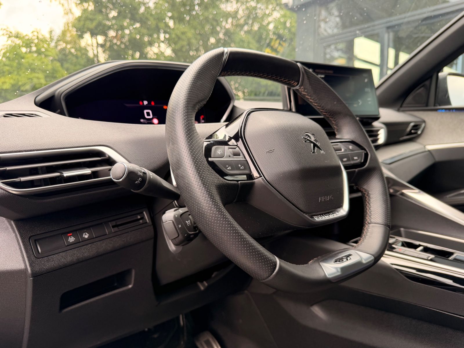 Fahrzeugabbildung Peugeot 5008 GT *AUT*7 SITZE*PANO*LED*TEILLEDER*KAM*NAVI