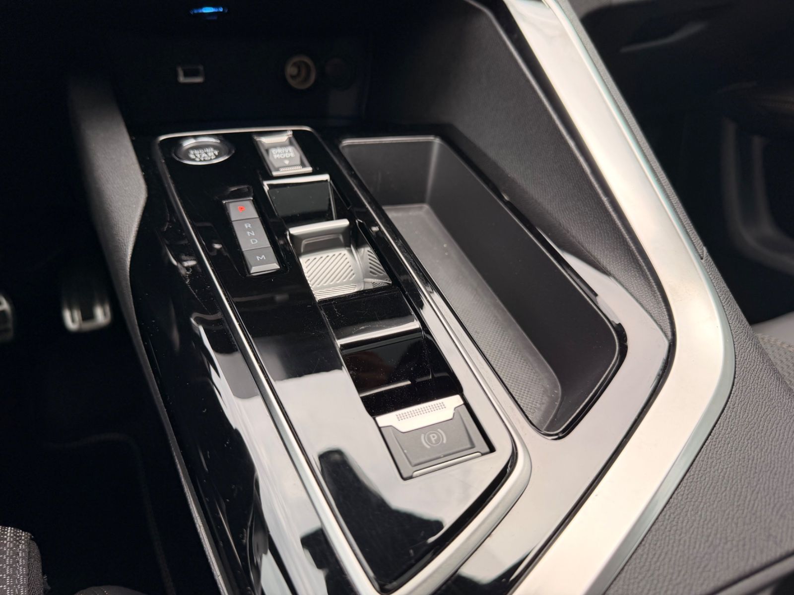 Fahrzeugabbildung Peugeot 5008 GT *AUT*7 SITZE*PANO*LED*TEILLEDER*KAM*NAVI