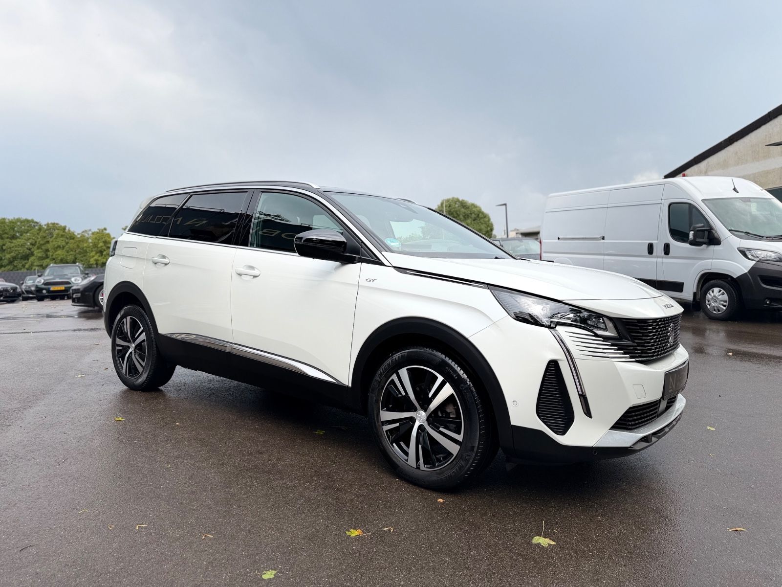 Fahrzeugabbildung Peugeot 5008 GT *AUT*7 SITZE*PANO*LED*TEILLEDER*KAM*NAVI