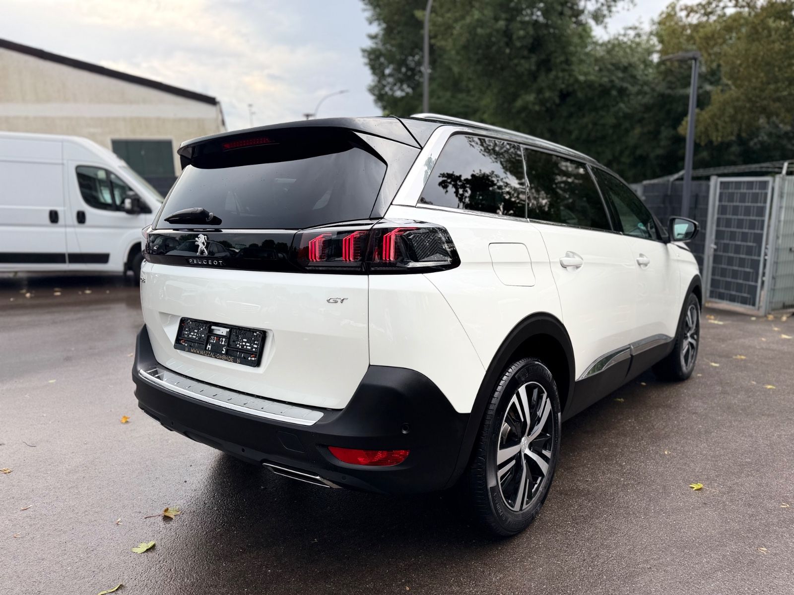 Fahrzeugabbildung Peugeot 5008 GT *AUT*7 SITZE*PANO*LED*TEILLEDER*KAM*NAVI