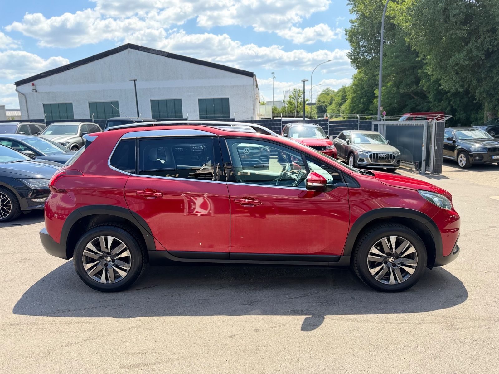 Fahrzeugabbildung Peugeot 2008 ALLURE *PANO*8-FACH*TEILLEDER*ALU*CARPLAY*
