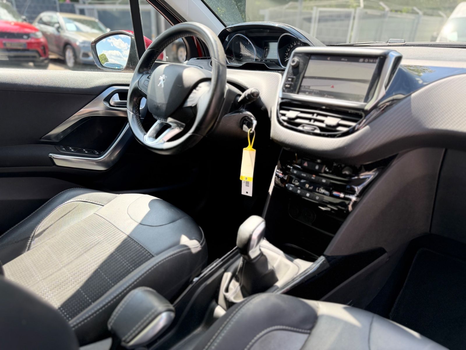 Fahrzeugabbildung Peugeot 2008 ALLURE *PANO*8-FACH*TEILLEDER*ALU*CARPLAY*
