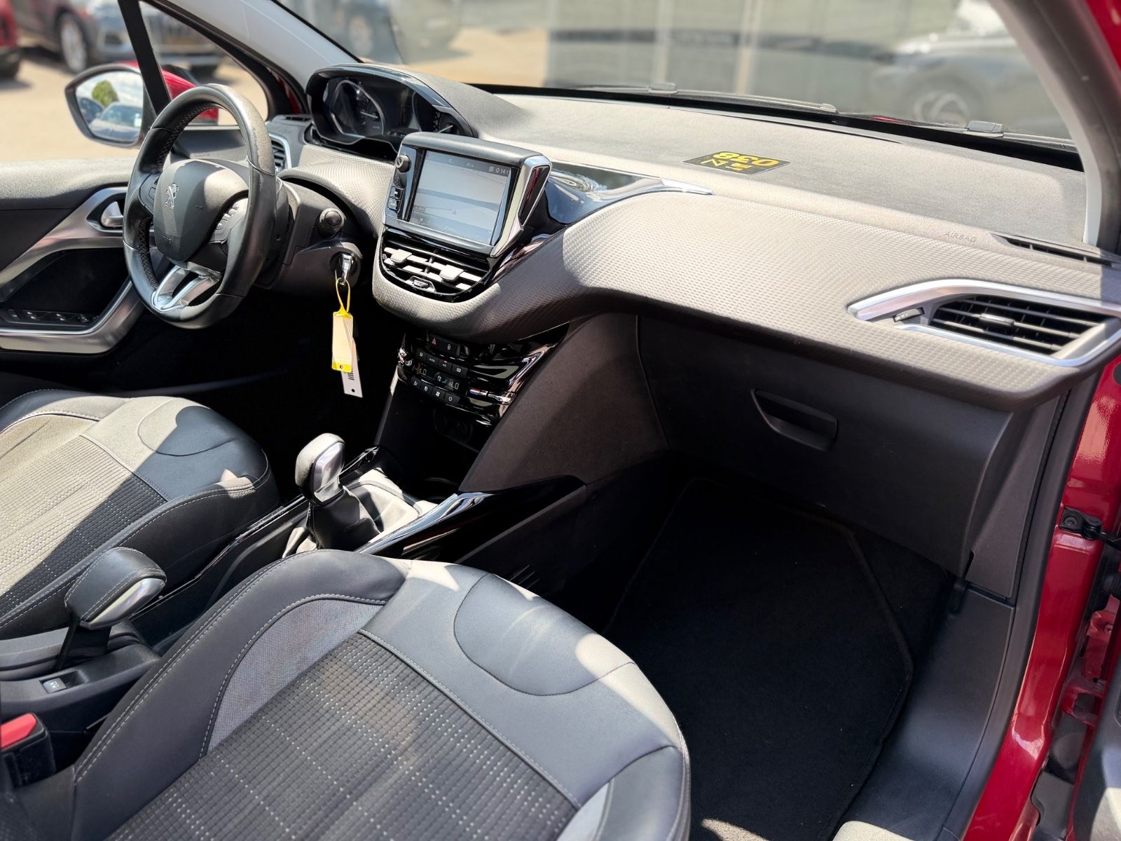 Fahrzeugabbildung Peugeot 2008 ALLURE *PANO*8-FACH*TEILLEDER*ALU*CARPLAY*