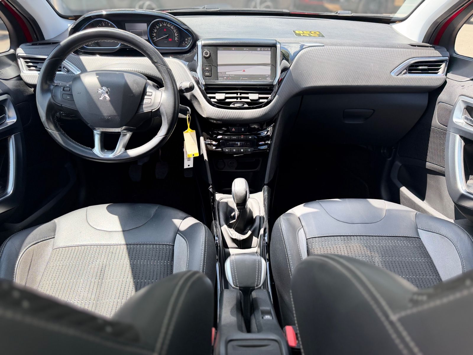 Fahrzeugabbildung Peugeot 2008 ALLURE *PANO*8-FACH*TEILLEDER*ALU*CARPLAY*