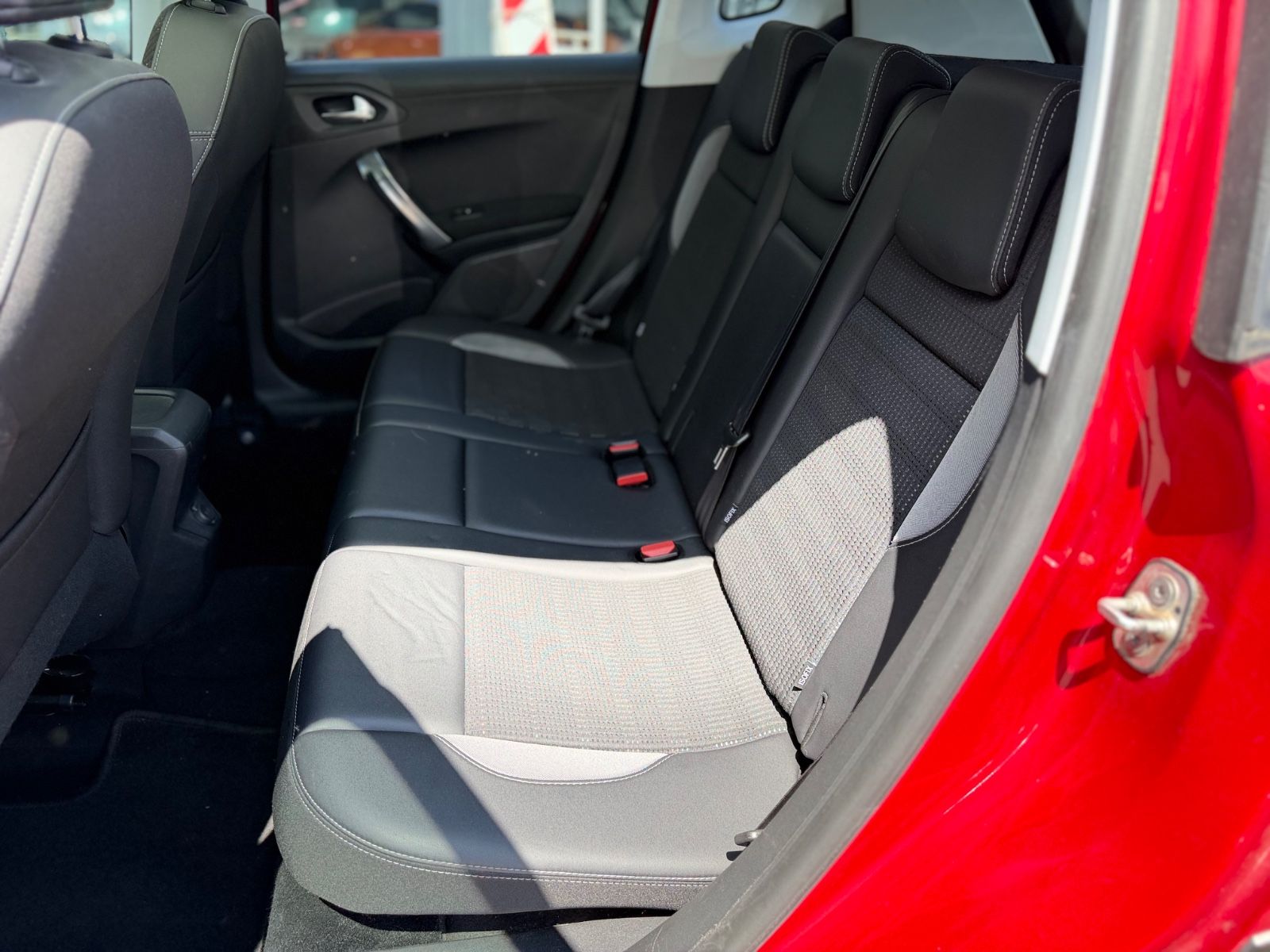 Fahrzeugabbildung Peugeot 2008 ALLURE *PANO*8-FACH*TEILLEDER*ALU*CARPLAY*