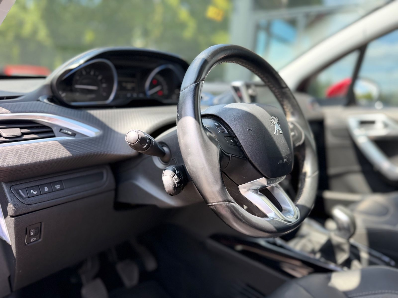 Fahrzeugabbildung Peugeot 2008 ALLURE *PANO*8-FACH*TEILLEDER*ALU*CARPLAY*