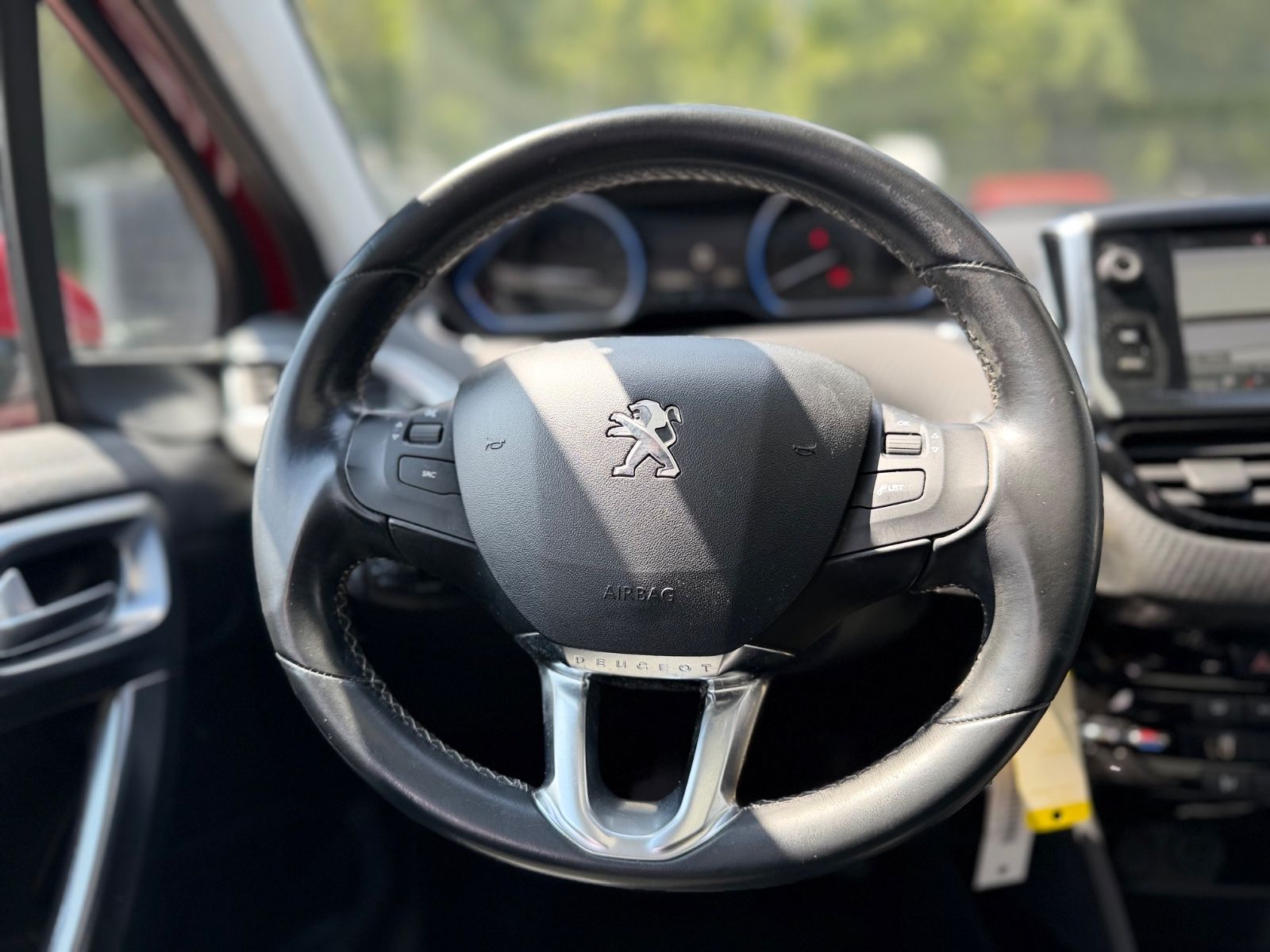 Fahrzeugabbildung Peugeot 2008 ALLURE *PANO*8-FACH*TEILLEDER*ALU*CARPLAY*