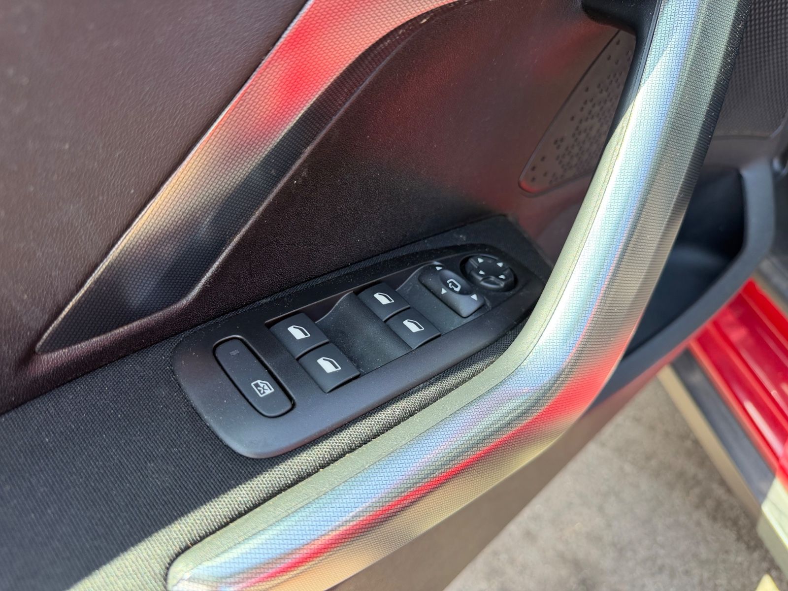 Fahrzeugabbildung Peugeot 2008 ALLURE *PANO*8-FACH*TEILLEDER*ALU*CARPLAY*