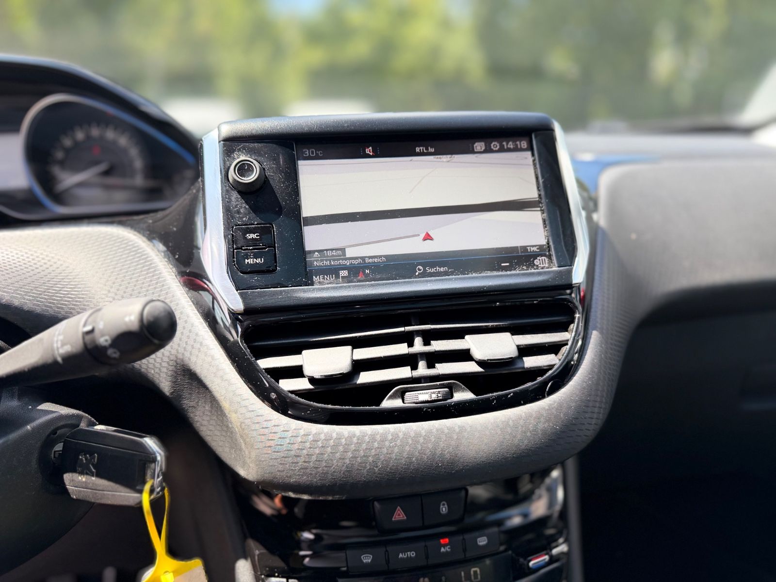 Fahrzeugabbildung Peugeot 2008 ALLURE *PANO*8-FACH*TEILLEDER*ALU*CARPLAY*