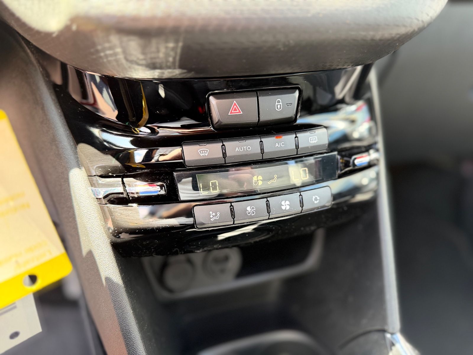 Fahrzeugabbildung Peugeot 2008 ALLURE *PANO*8-FACH*TEILLEDER*ALU*CARPLAY*