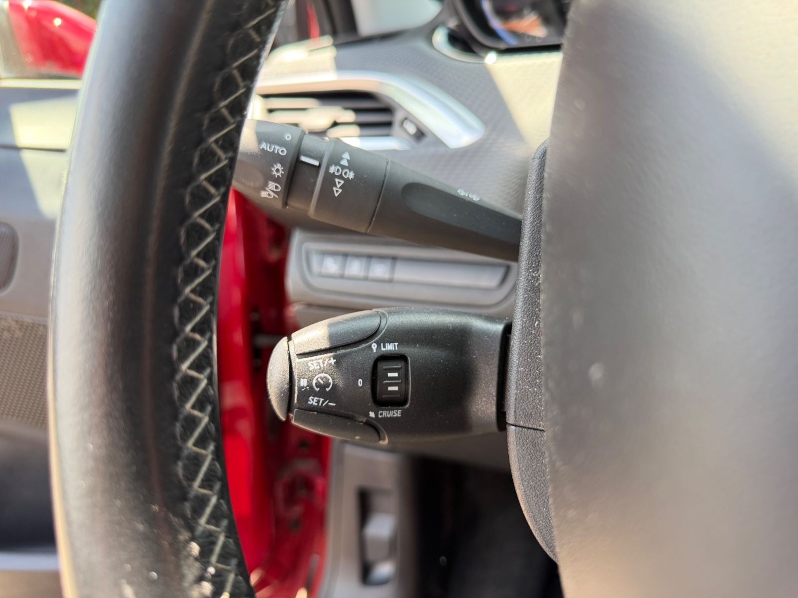 Fahrzeugabbildung Peugeot 2008 ALLURE *PANO*8-FACH*TEILLEDER*ALU*CARPLAY*