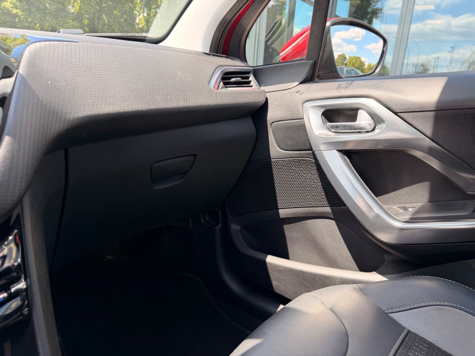 Fahrzeugabbildung Peugeot 2008 ALLURE *PANO*8-FACH*TEILLEDER*ALU*CARPLAY*