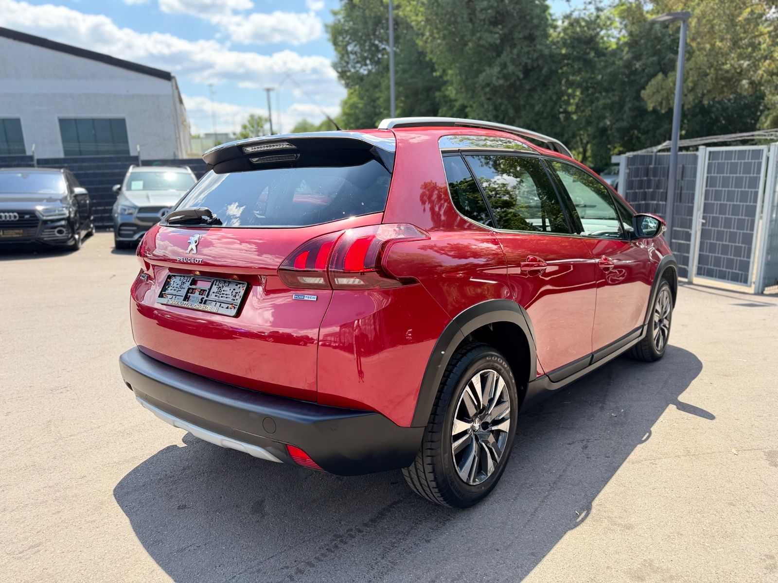 Fahrzeugabbildung Peugeot 2008 ALLURE *PANO*8-FACH*TEILLEDER*ALU*CARPLAY*