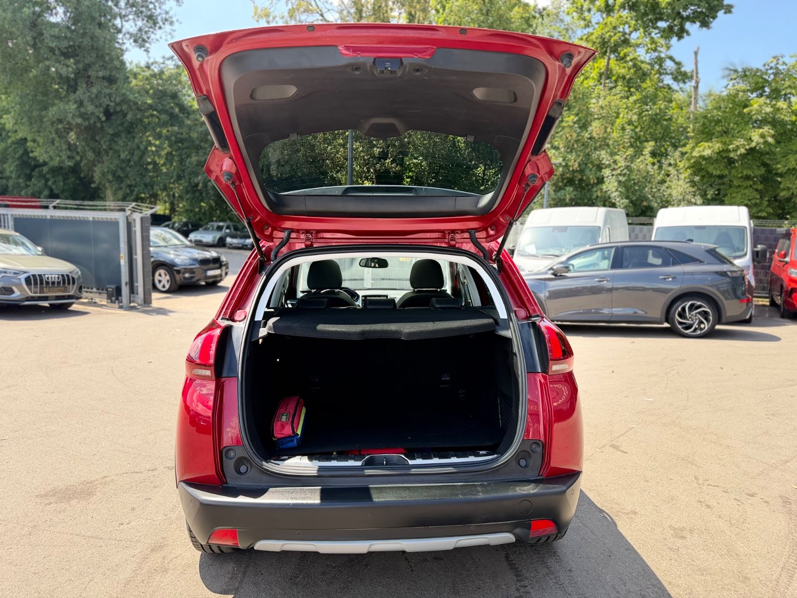 Fahrzeugabbildung Peugeot 2008 ALLURE *PANO*8-FACH*TEILLEDER*ALU*CARPLAY*
