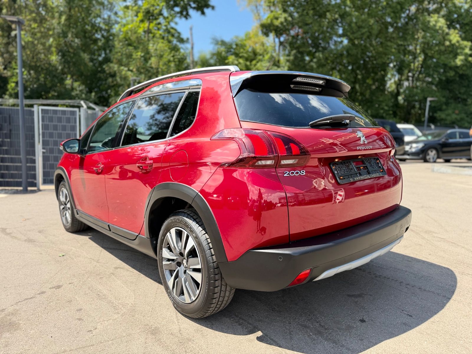 Fahrzeugabbildung Peugeot 2008 ALLURE *PANO*8-FACH*TEILLEDER*ALU*CARPLAY*