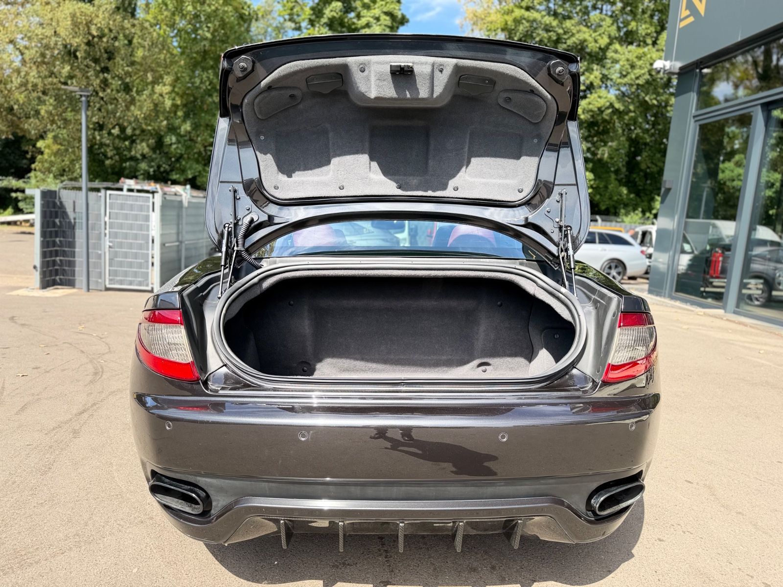 Fahrzeugabbildung Maserati GRANTURISMO*AUT.*LEDER-ROT*PDC*SPORT-ABGAS*