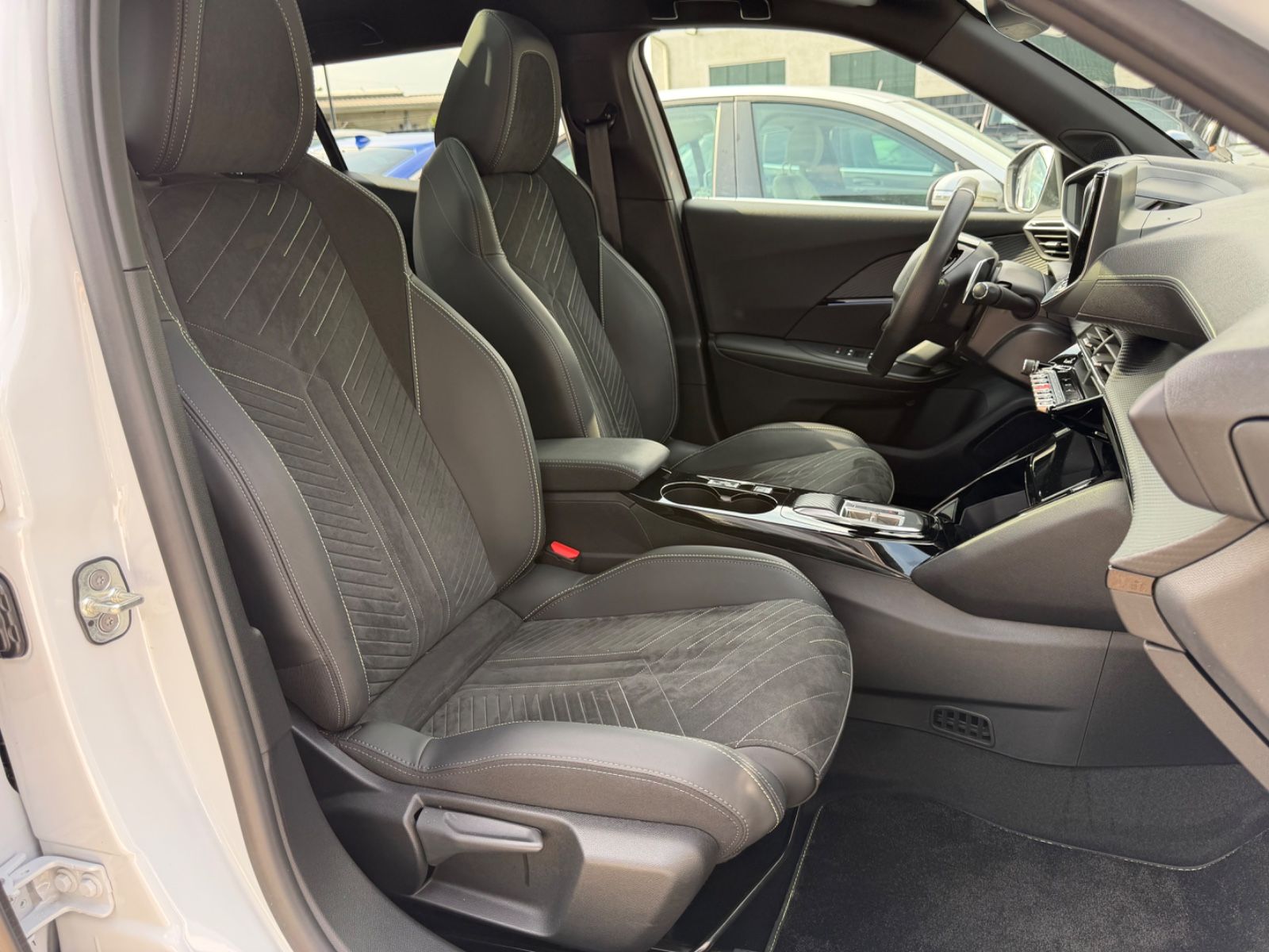 Fahrzeugabbildung Peugeot 2008 HYBRID GT AUT.*LED*NAVI*PANORAMA*MASSAGE*