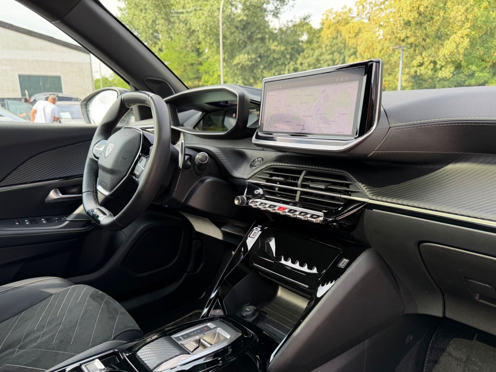Fahrzeugabbildung Peugeot 2008 HYBRID GT AUT.*LED*NAVI*PANORAMA*MASSAGE*