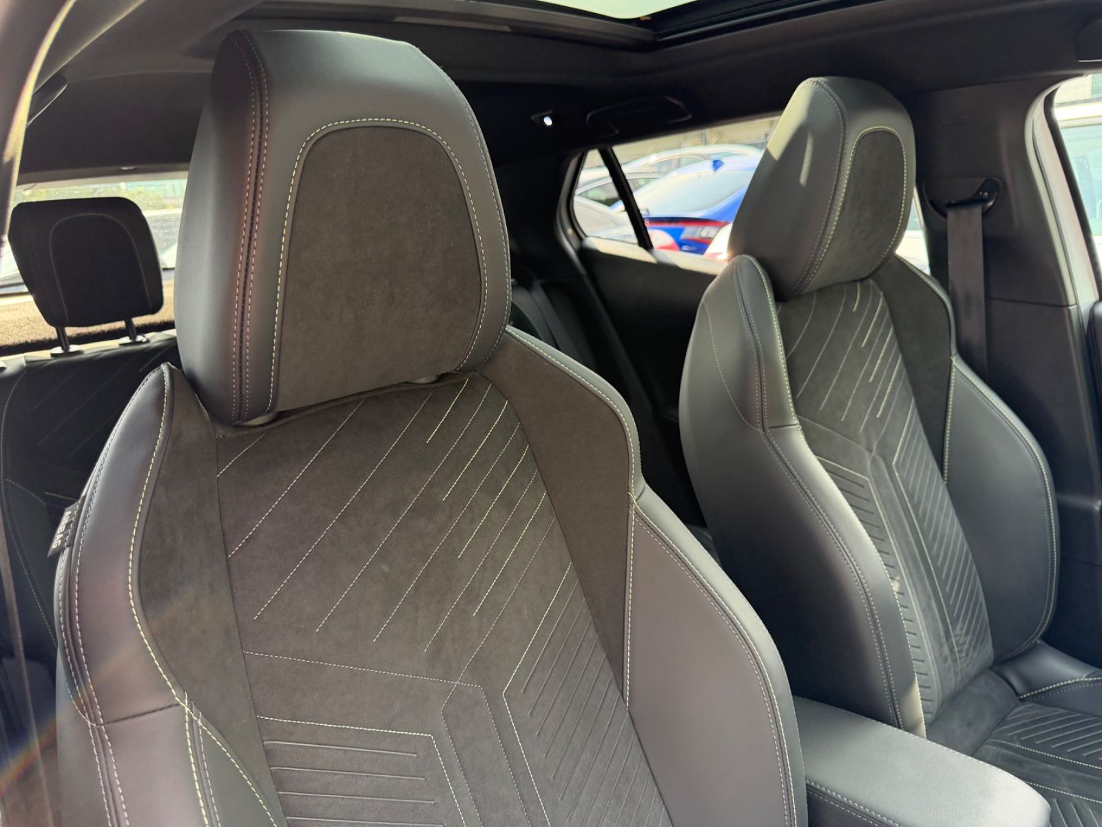 Fahrzeugabbildung Peugeot 2008 HYBRID GT AUT.*LED*NAVI*PANORAMA*MASSAGE*