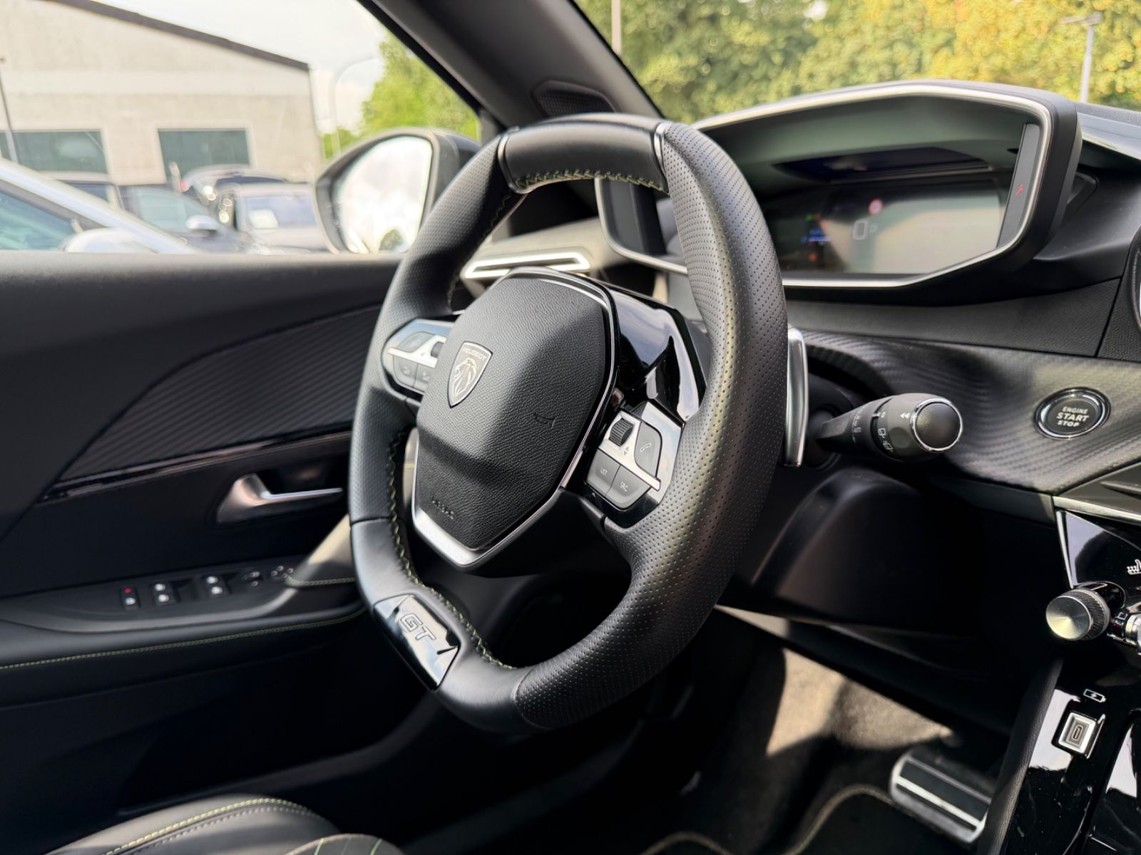 Fahrzeugabbildung Peugeot 2008 HYBRID GT AUT.*LED*NAVI*PANORAMA*MASSAGE*