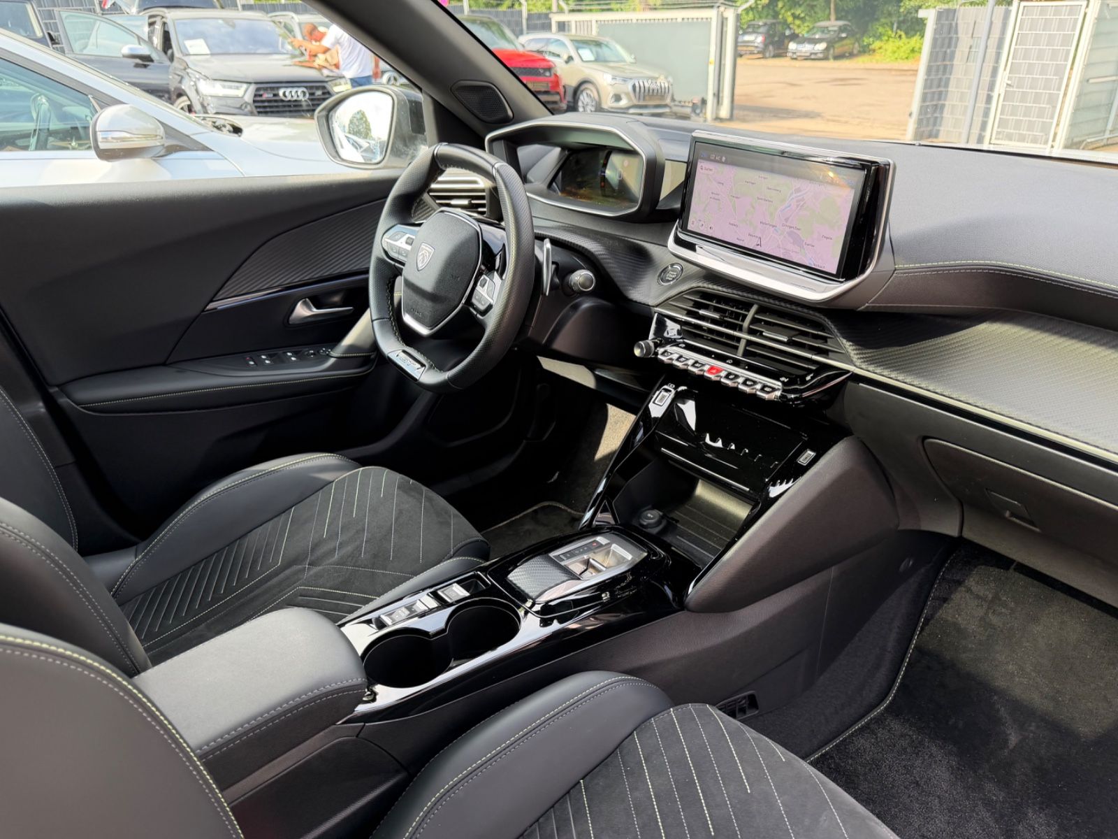 Fahrzeugabbildung Peugeot 2008 HYBRID GT AUT.*LED*NAVI*PANORAMA*MASSAGE*