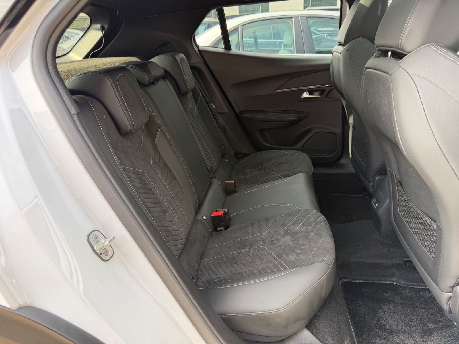 Fahrzeugabbildung Peugeot 2008 HYBRID GT AUT.*LED*NAVI*PANORAMA*MASSAGE*