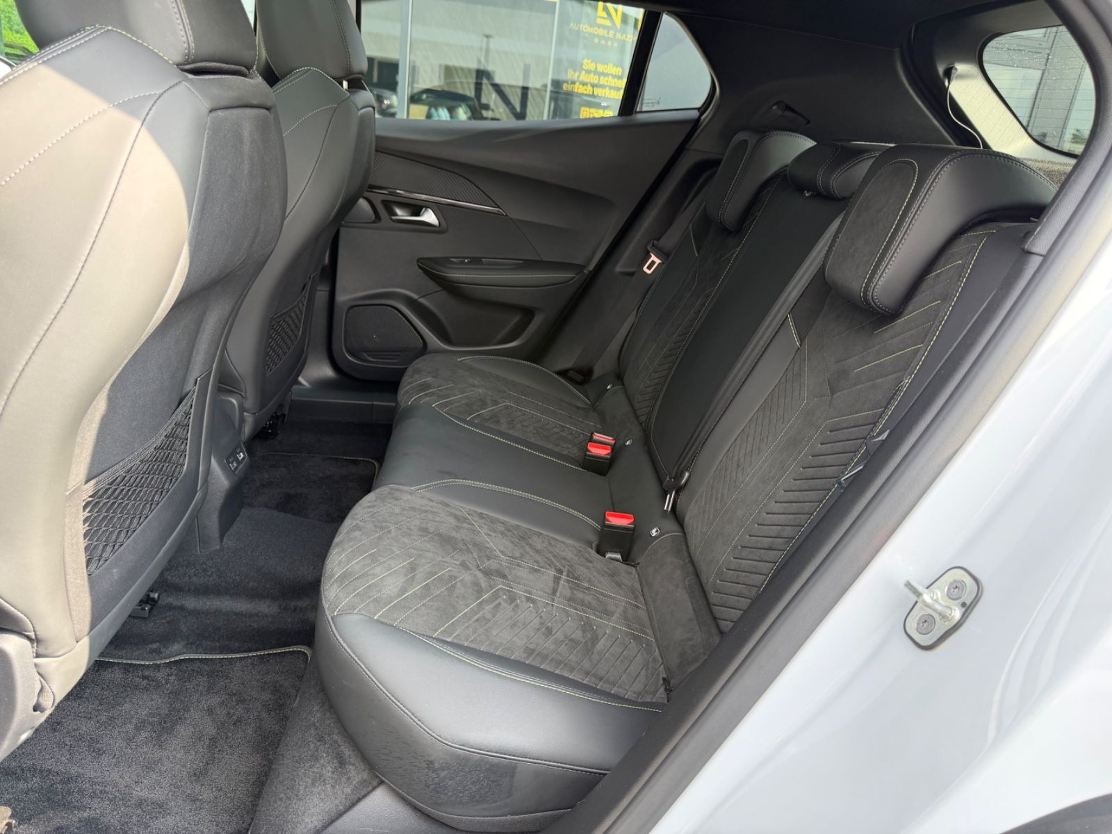 Fahrzeugabbildung Peugeot 2008 HYBRID GT AUT.*LED*NAVI*PANORAMA*MASSAGE*