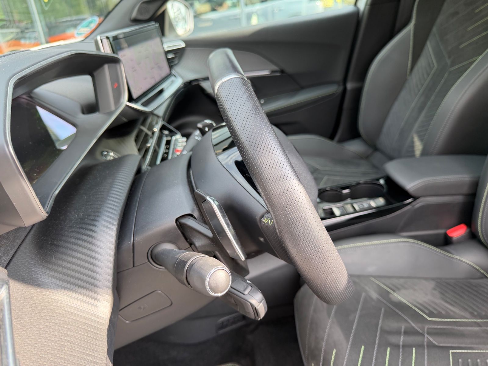 Fahrzeugabbildung Peugeot 2008 HYBRID GT AUT.*LED*NAVI*PANORAMA*MASSAGE*