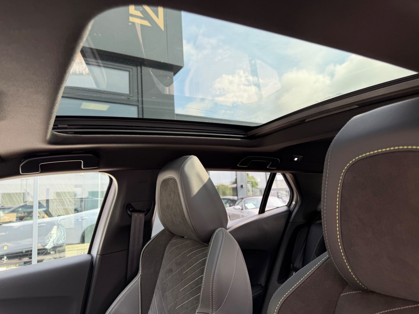 Fahrzeugabbildung Peugeot 2008 HYBRID GT AUT.*LED*NAVI*PANORAMA*MASSAGE*