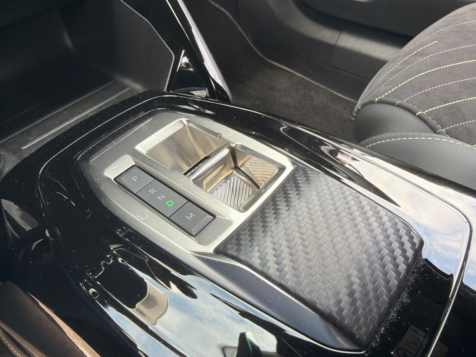 Fahrzeugabbildung Peugeot 2008 HYBRID GT AUT.*LED*NAVI*PANORAMA*MASSAGE*