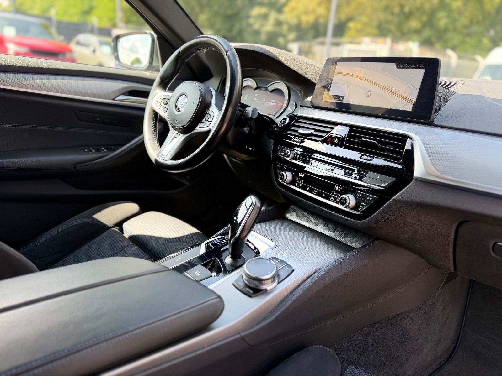 Fahrzeugabbildung BMW M550i xDRIVE*LIM*2.HD*LED*KAMERA*SHZ*COC*TOP*